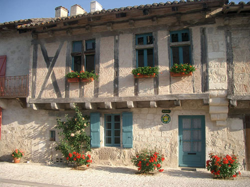 La façade principale donnant sur la rue
